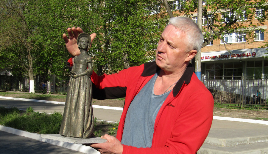 Юрий Киреев с макетом скульптуры Лизы Калитиной