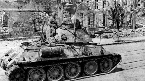 Танк Т-34 в на улице освобожденного Севастополя.
