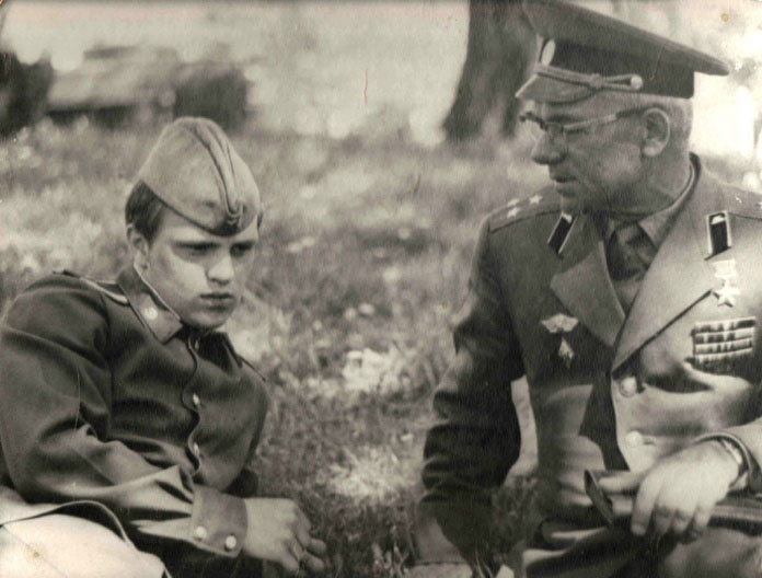 Герой Советского Союза И.И.Ревков и его сын Игорь – курсант Львовского политучилища 1977г.