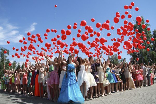 Выпускники - 2013. Девушки запускают в небо надувные шарики во время проведения бала медалистов.