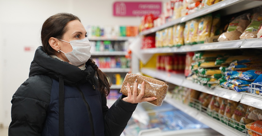 Самара. Девушка в медицинской маске в продуктовом магазине.